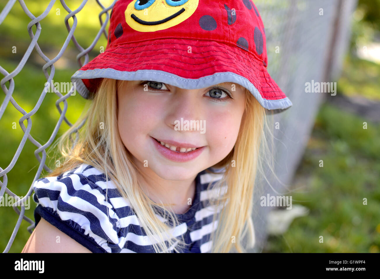 Colpo di testa del giovane ragazza sorridente Foto Stock