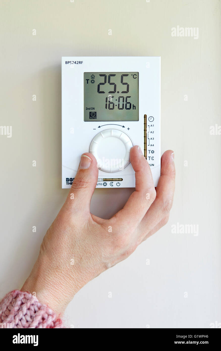 Il riscaldamento del termostato sul pannello di controllo Foto Stock