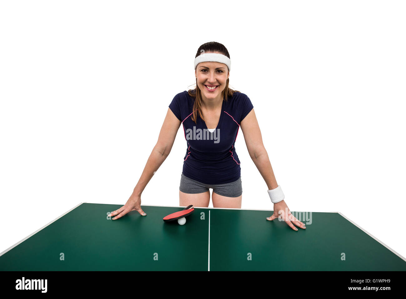 Felice atleta femminile appoggiata sul tavolo duro Foto Stock