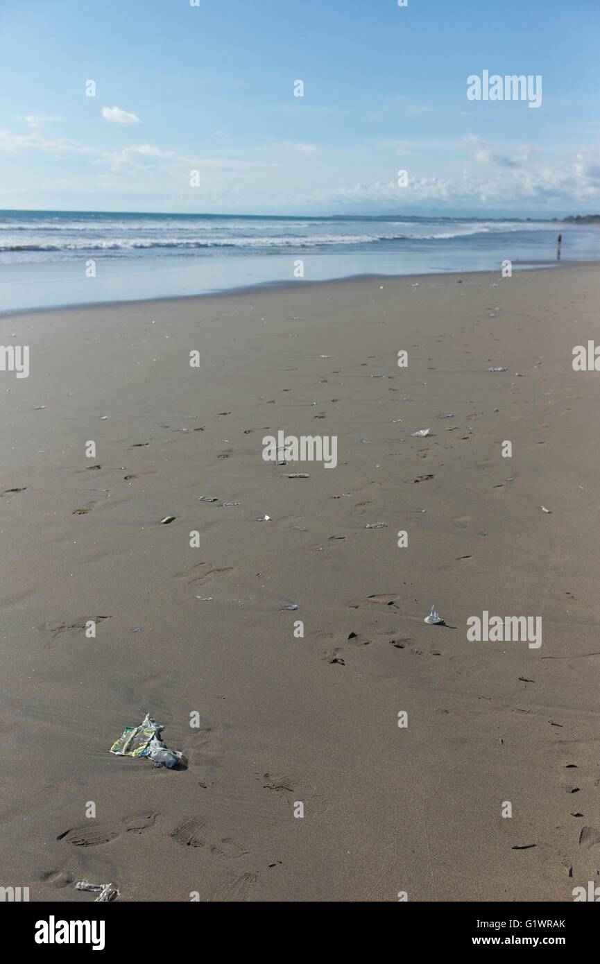 La spazzatura sulla spiaggia in Kuta Bali, Indonesia Foto Stock