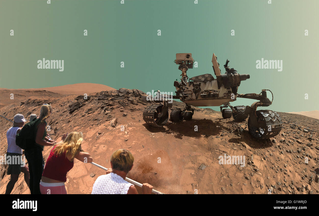 Donne marziano guarda il chiaro auto di metallo che è caduto dalla luna. NASA Curiosità Mars rover. Gli elementi di questa immagine fu Foto Stock