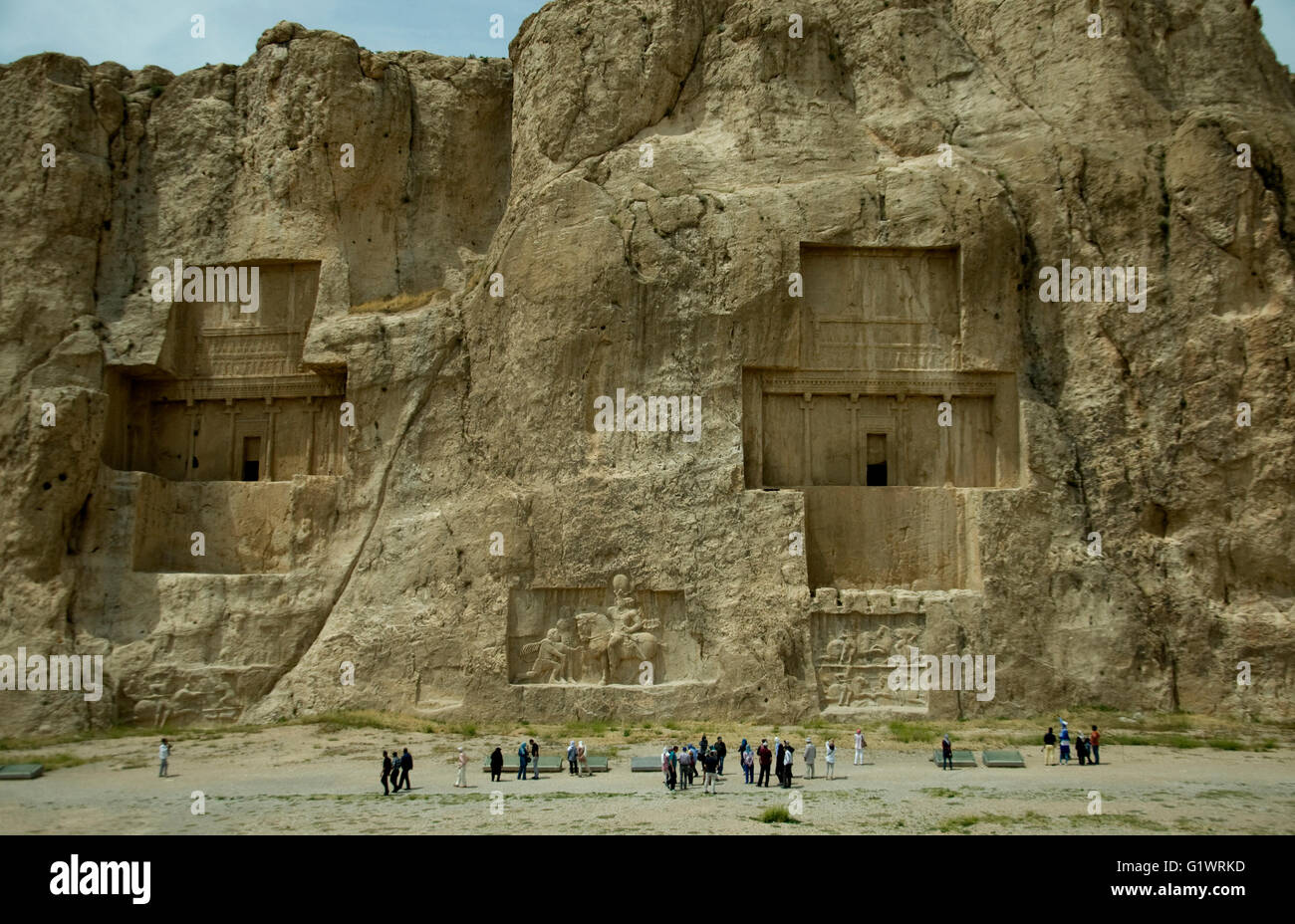 Tombe scavate nelle rocce di arenaria a Naqsh-e-Rostam in Iran una volta ha tenuto quattro governanti Achemenide, più segnatamente Dario il Grande Foto Stock