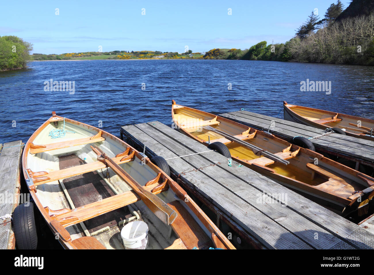 Barche da pesca ormeggiate presso un piccolo molo su Kindrum Lough, Fanad penisola, Donegal, Irlanda Foto Stock