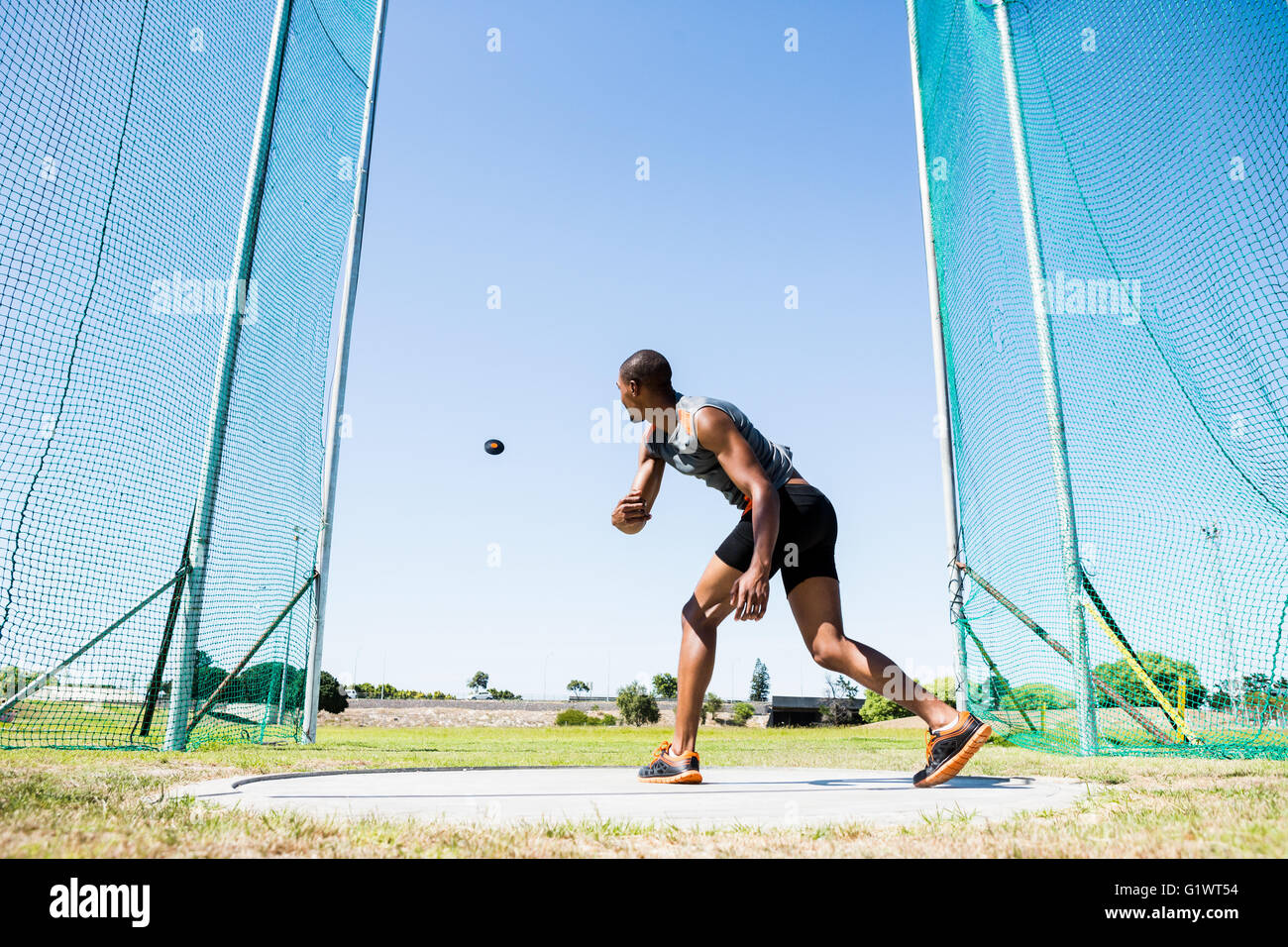 Atleta gettando discus nel Stadium Foto Stock