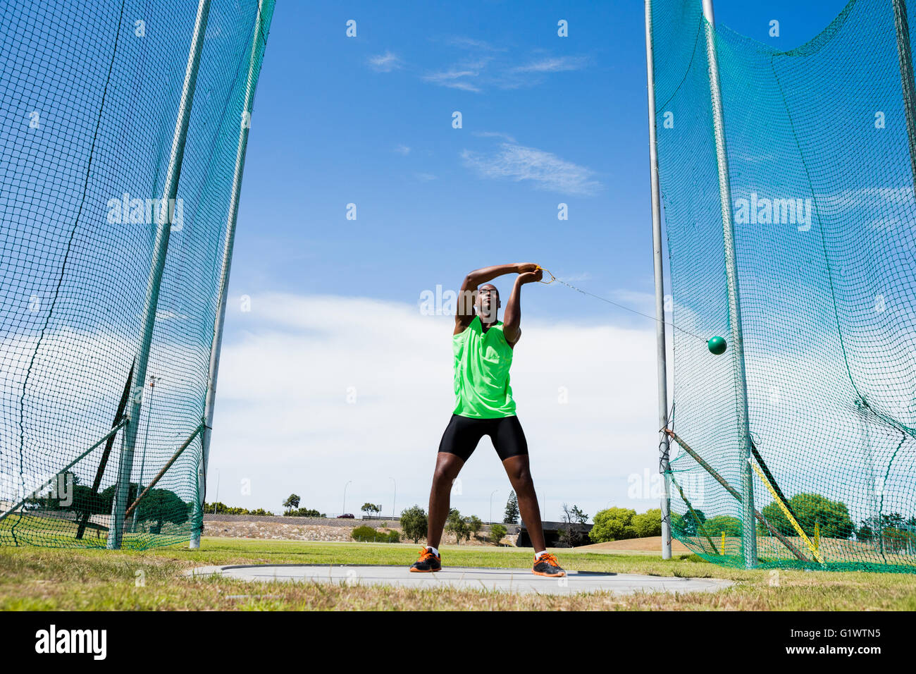 Atleta di eseguire un lancio del martello Foto Stock
