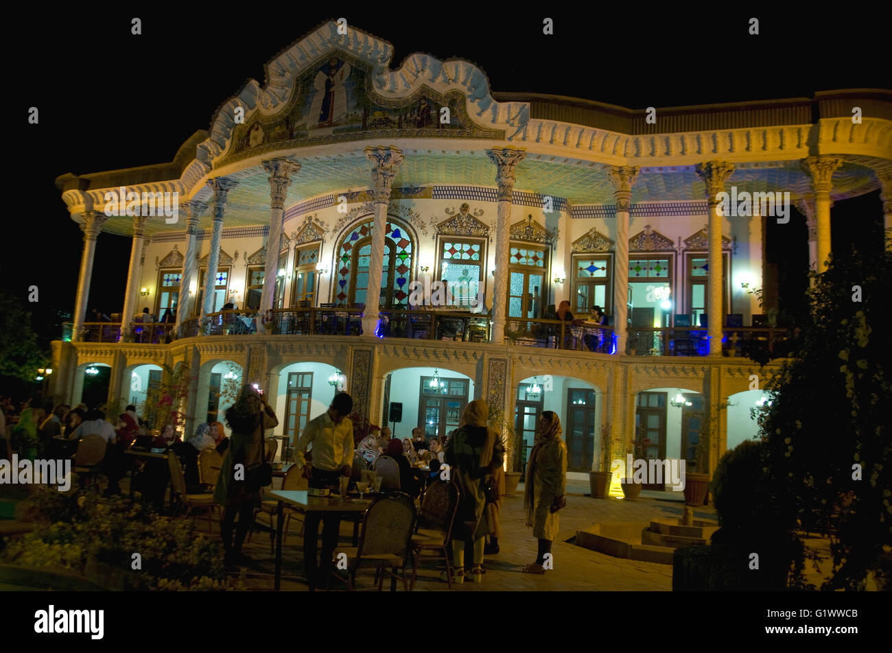 Il padiglione Shapouri, un ristorante e una caffetteria in Shiraz, con la sua buona cucina e balconi e bella architettura, è popolare con le famiglie e visitatori Foto Stock