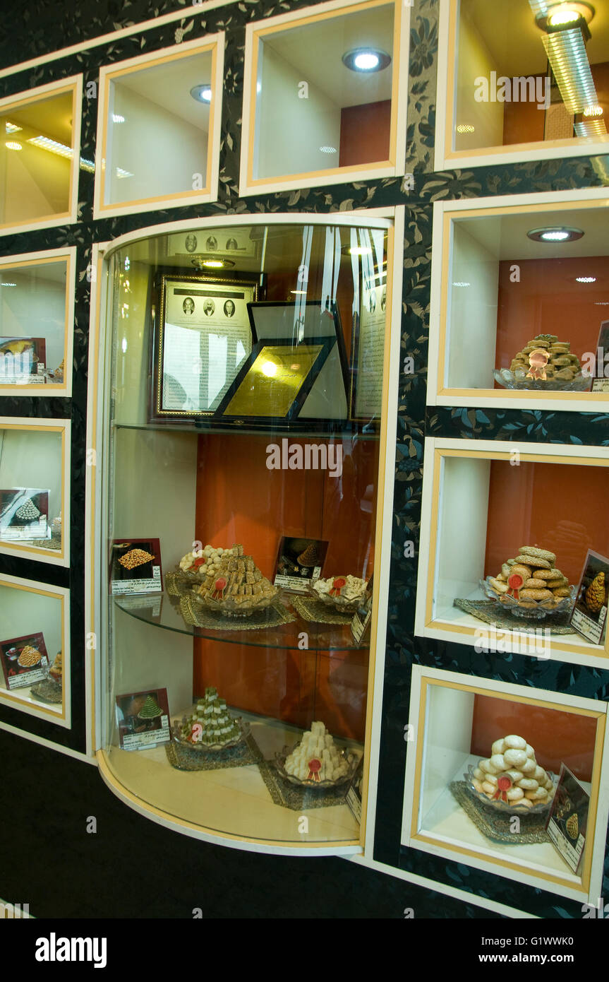 Una vetrina di famiglia di fatto i dolci in un famouis Yadz shop un espositore di famiglia di fatto le caramelle in una famosa pasticceria Yadz shop Foto Stock