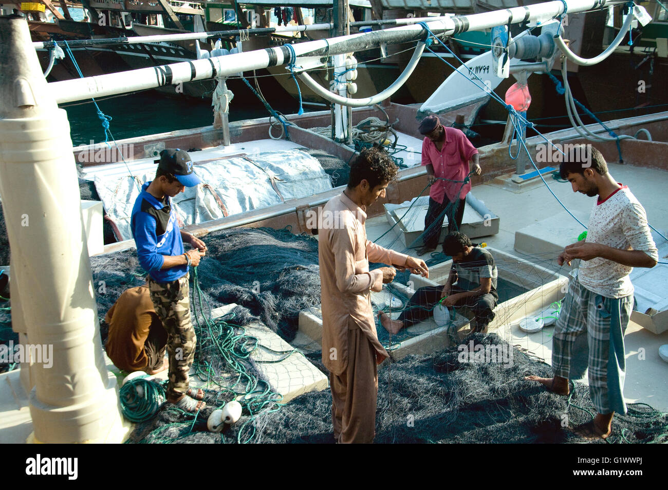 Reti di controllo a bordo di una barca da pesca in Kong Harbour, Golfo Persico costa, Iran Foto Stock