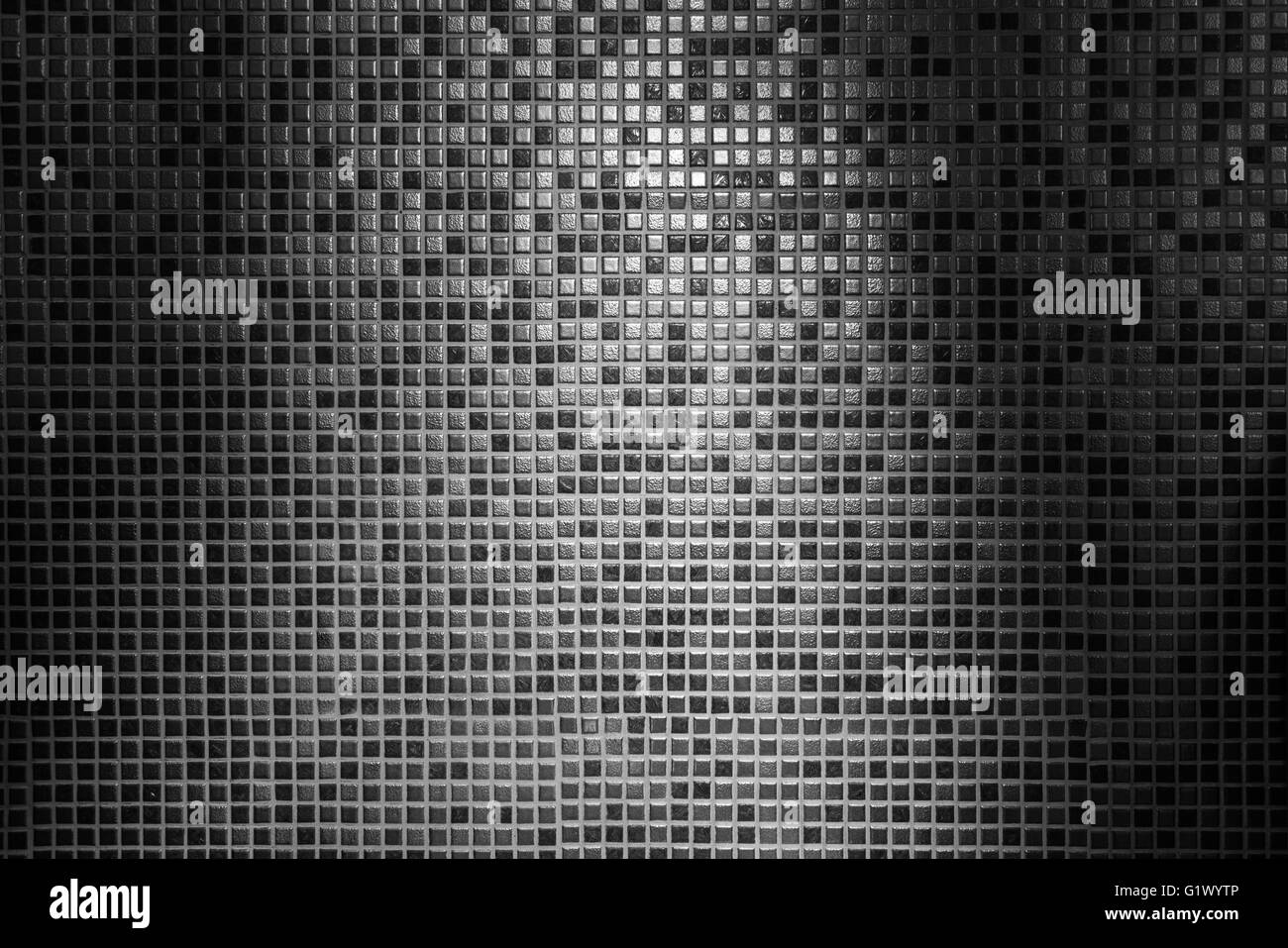 Luce e ombra astratta di sfondo grigio parete piastrellata nel disegno a griglia Foto Stock