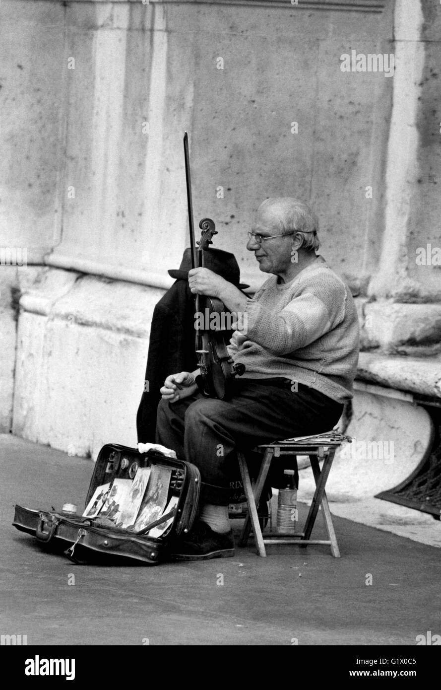 Busker uomo anziano con viola come musicisti di strada Foto Stock