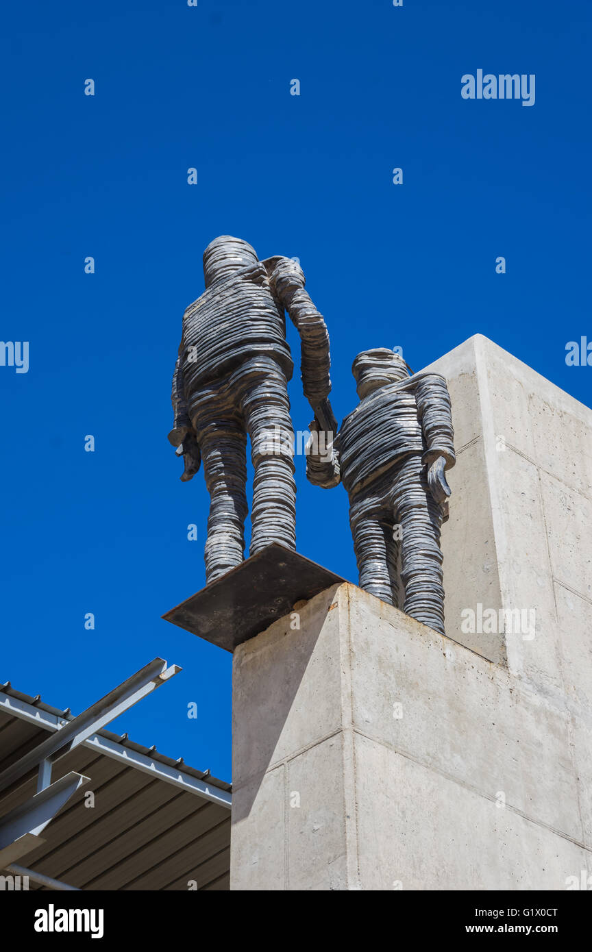 Soweto Sudafrica 28 Marzo 2016 Il Walter Sisulu Square di dedizione. Statua di 'ci sarà pace e amicizia" Foto Stock