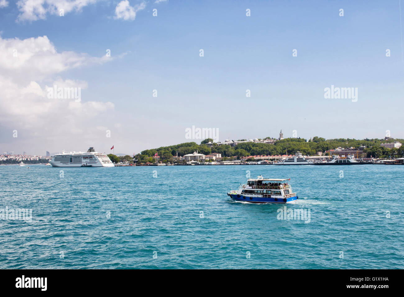 Tour in barca passa davanti al palazzo di Topkapi a Istanbul Foto Stock