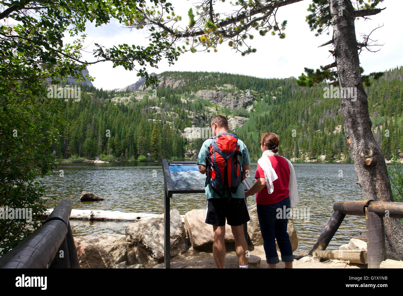 Matura per la lettura di informazioni scheda al Bear Lake, Rocky Mountain National Park, nei pressi di Estes Park, COLORADO Foto Stock