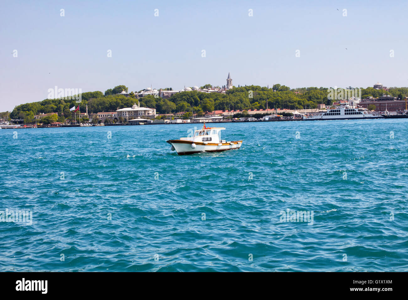 Barca da pesca nella parte anteriore del Palazzo Topkapi a Istanbul Foto Stock