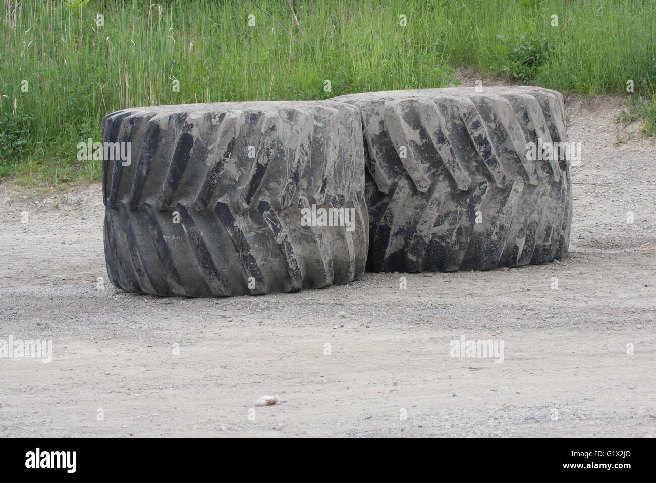 Macchine giganti di pneumatici in gomma che stabilisce in un campo Foto Stock