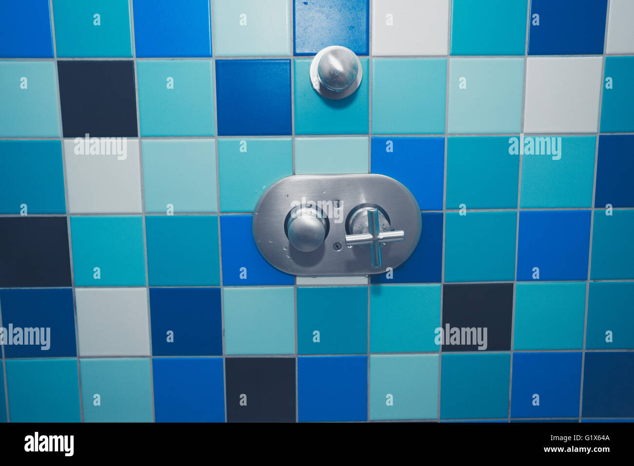 Una doccia con colorate piastrelle a mosaico Foto Stock