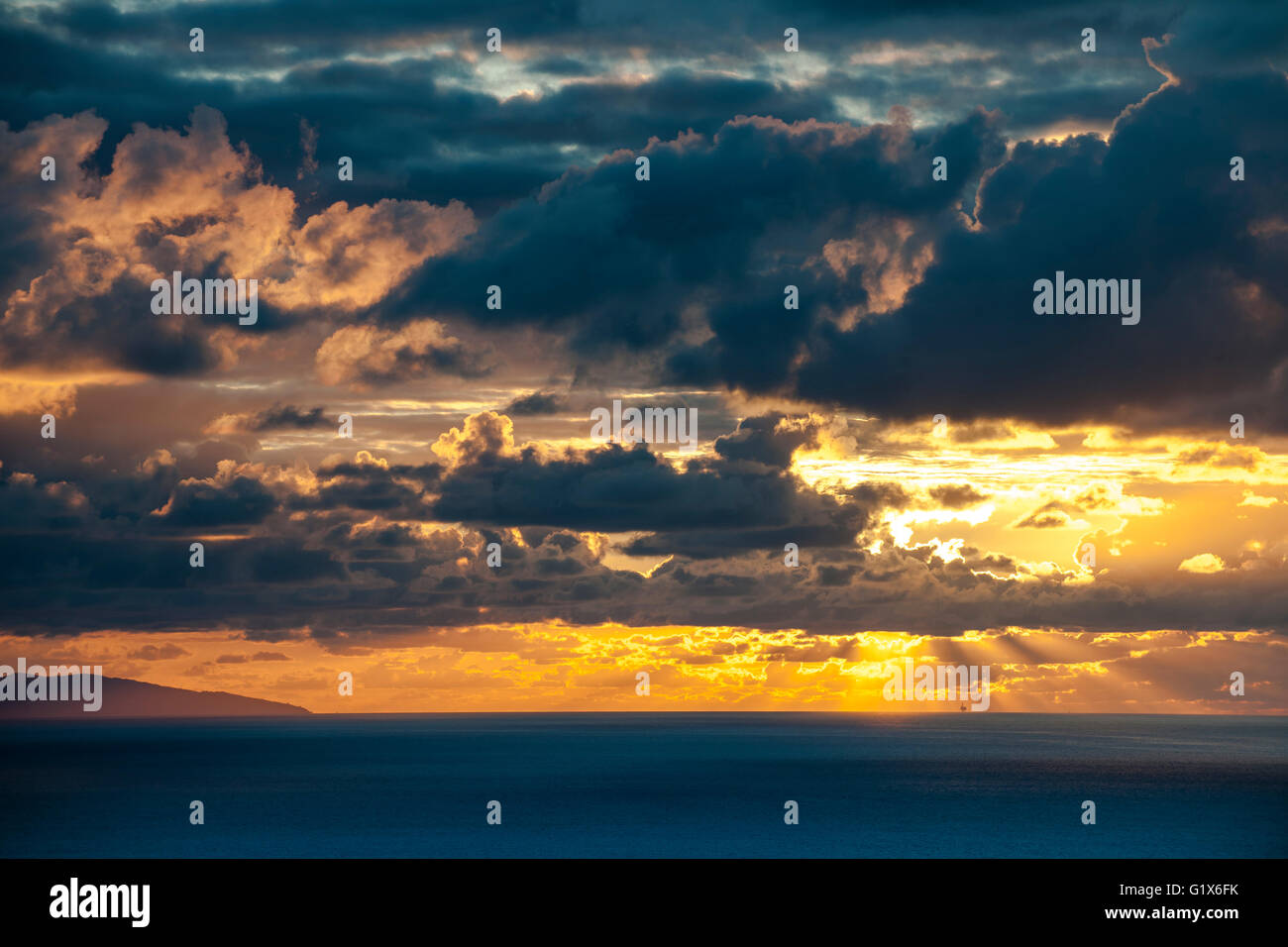 Atmosfera serale, cielo nuvoloso, il tramonto sul mare, San Sebastian, Donostia, Paesi Baschi Foto Stock
