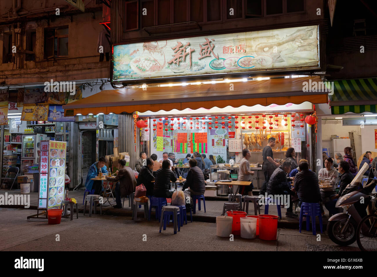 Ristorante all'aperto presso il Mercato Notturno di Temple Street, il Mercato Notturno, Yau Ma Tei, Kowloon, Hong Kong, Cina Foto Stock