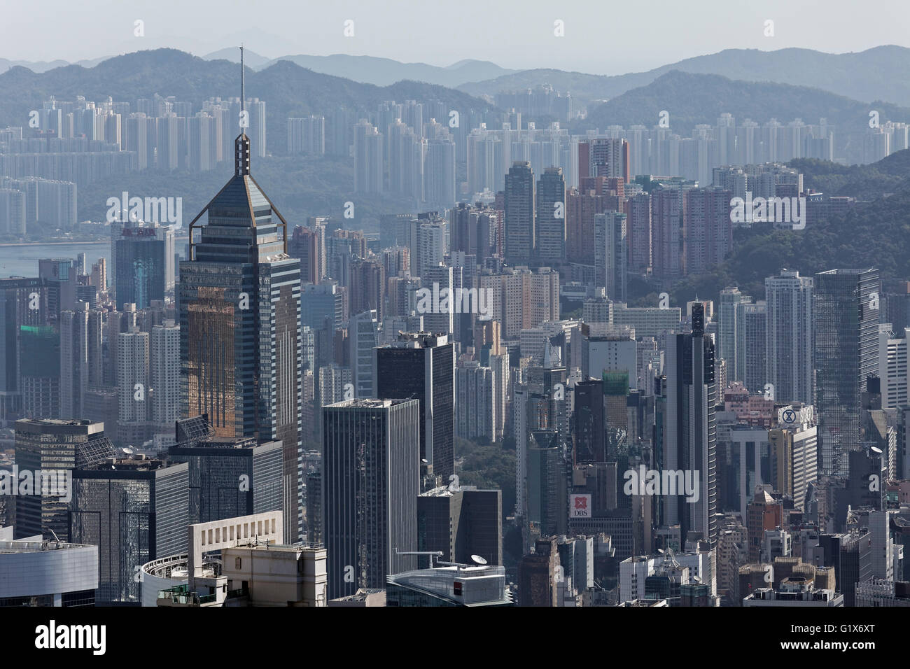 Grattacielo e grattacieli di Wan Chai district, sinistra Central Plaza, vista dal picco, il Victoria Peak, Isola di Hong Kong Foto Stock