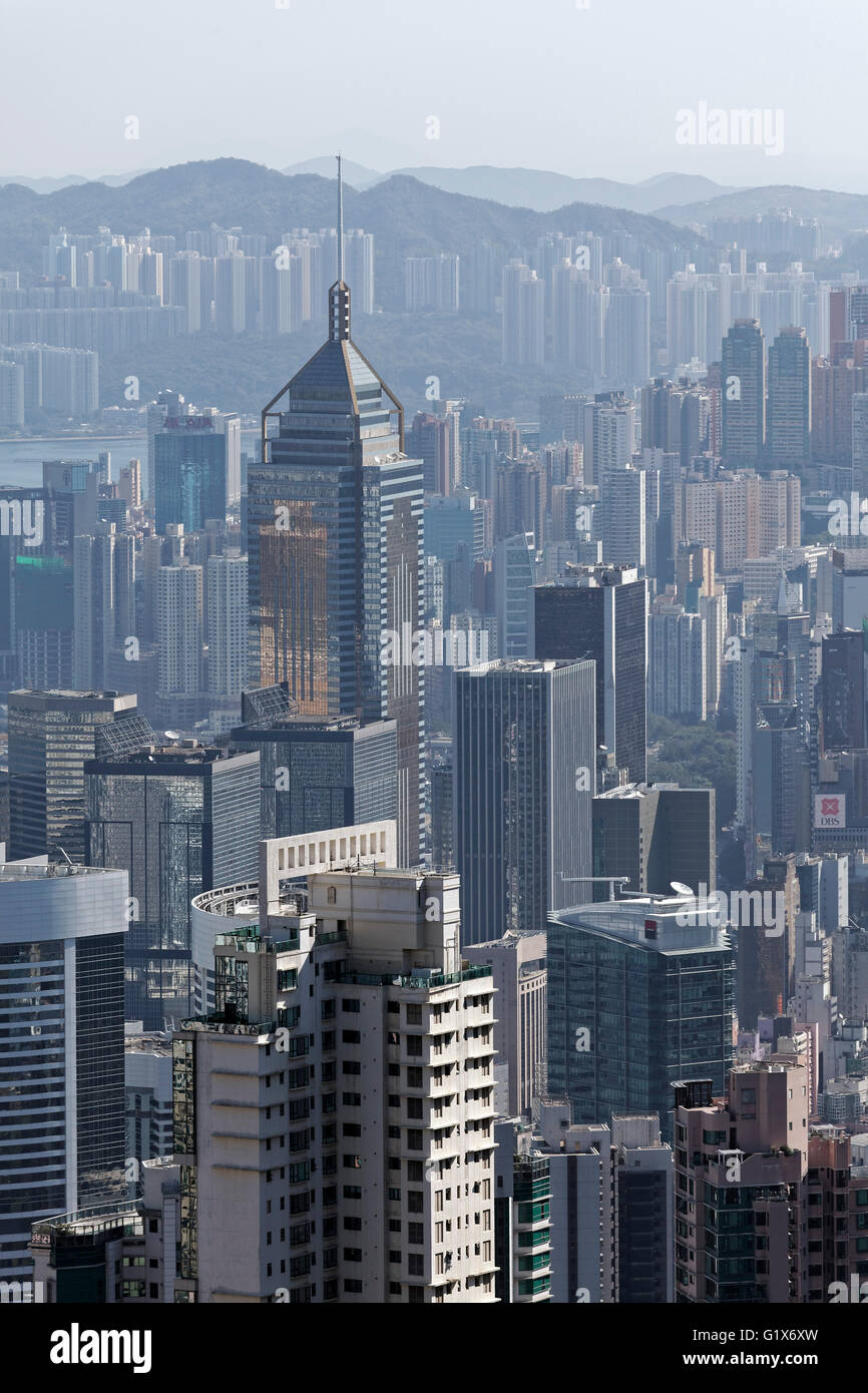 Grattacielo e grattacieli di Wan Chai district, sinistra Central Plaza, vista dal picco, il Victoria Peak, Isola di Hong Kong Foto Stock