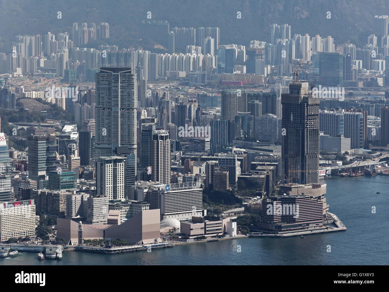 Grattacielo e grattacieli in Tsim Sha Tsui, la Torre dell Orologio e il Centro Culturale di Hong Kong, Kowloon, vista dal picco, Victoria Peak Foto Stock