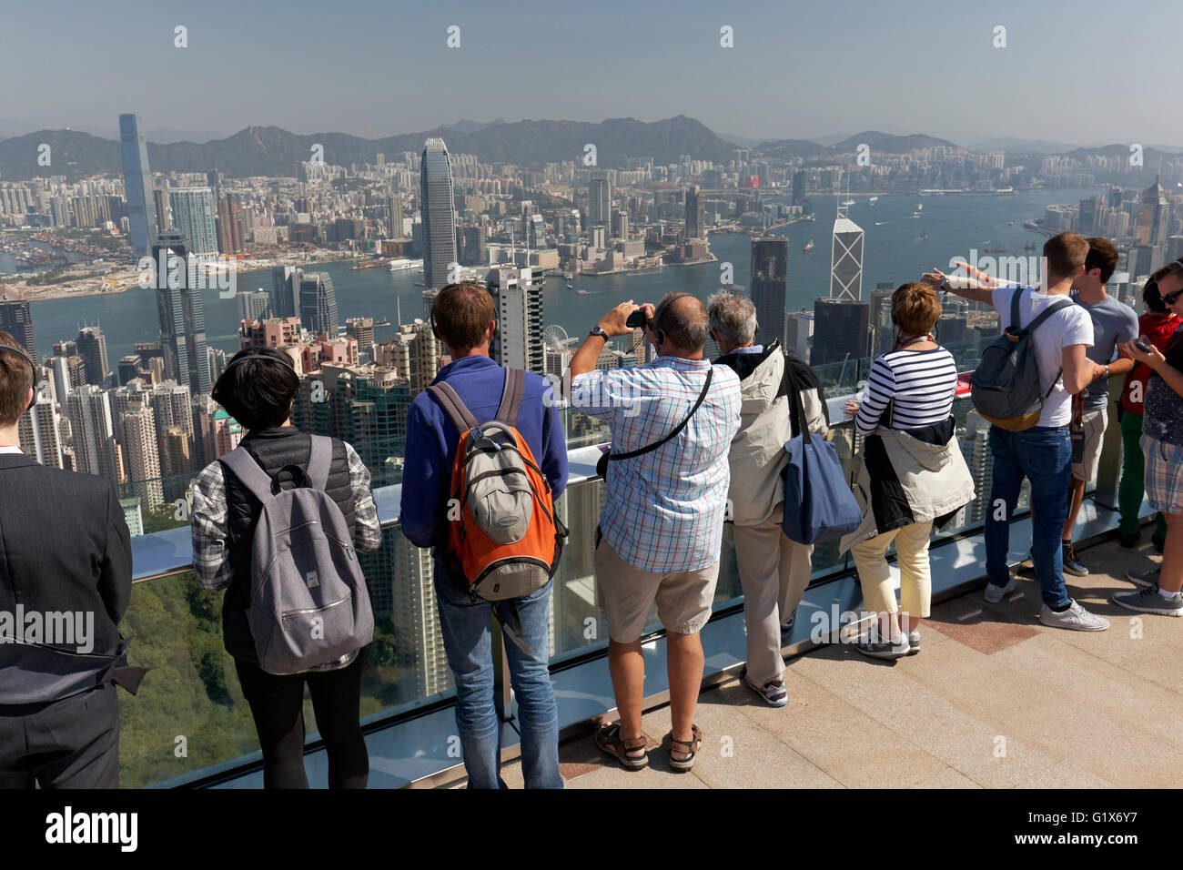 I turisti sul ponte di osservazione di picco, il Victoria Peak, la vista del porto di Victoria e di Kowloon, Isola di Hong Kong, Hong Kong Foto Stock