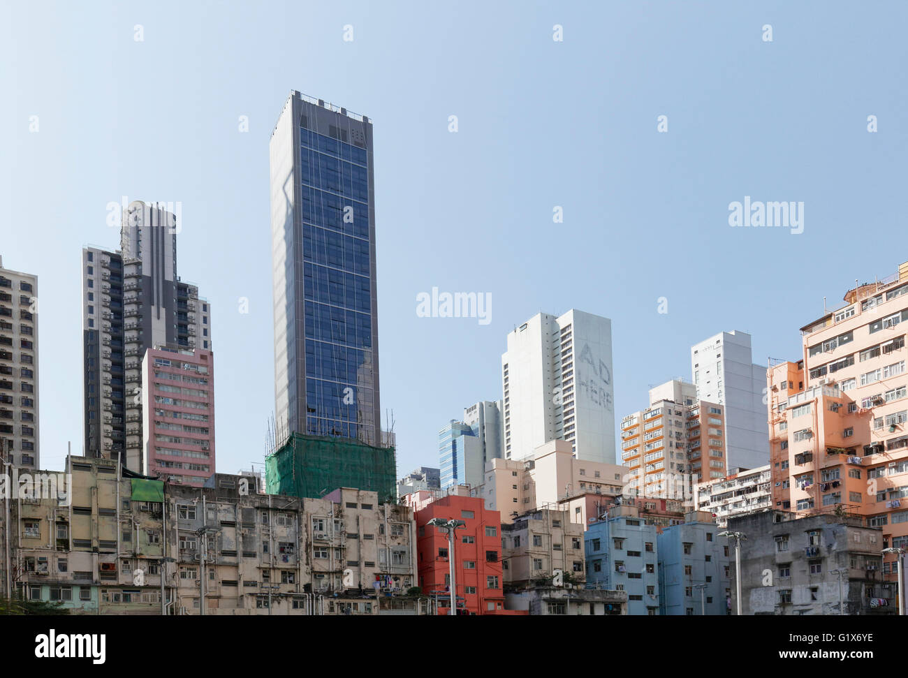Squallido, sgangherato facciata della casa, case in Victoria City, nuovi grattacieli, Sheung Wan, Isola di Hong Kong, Hong Kong, Cina Foto Stock