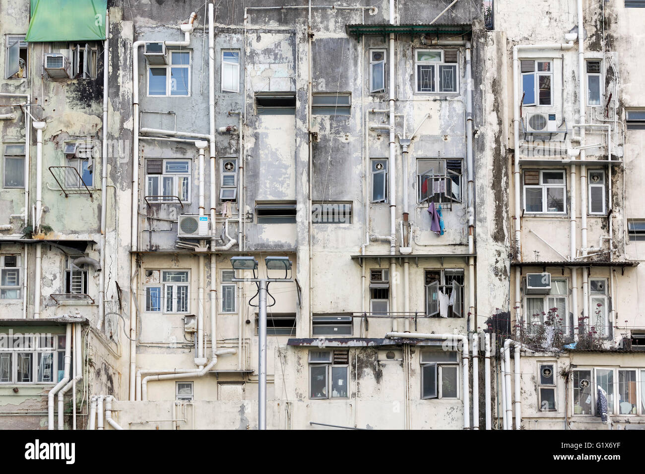 Squallido, casa sgangherato facciata esterna con scarichi e condizionatori d'aria, Casa di Victoria City, Sheung Wan, Isola di Hong Kong Foto Stock