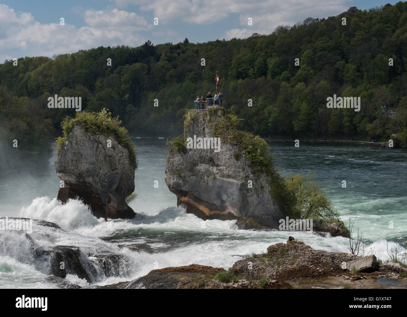I visitatori sulle rocce, Rheinfall, Cascate del Reno vicino a Sciaffusa, Cantone di Sciaffusa, Svizzera Foto Stock