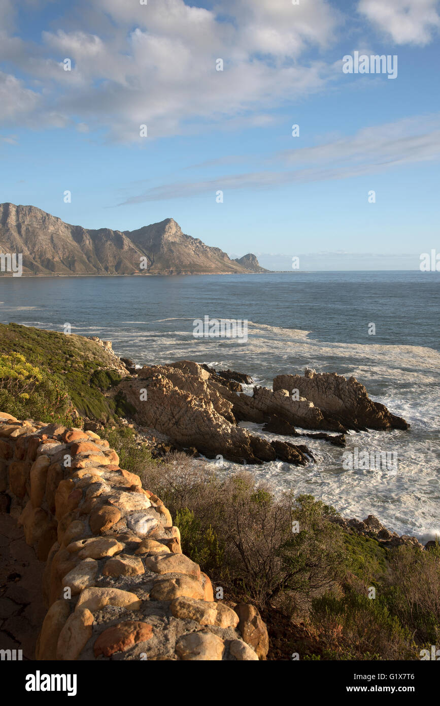 Il paesaggio costiero a Kogel Bay e guardando verso Rooi Els in Western Cape Sud Africa Foto Stock