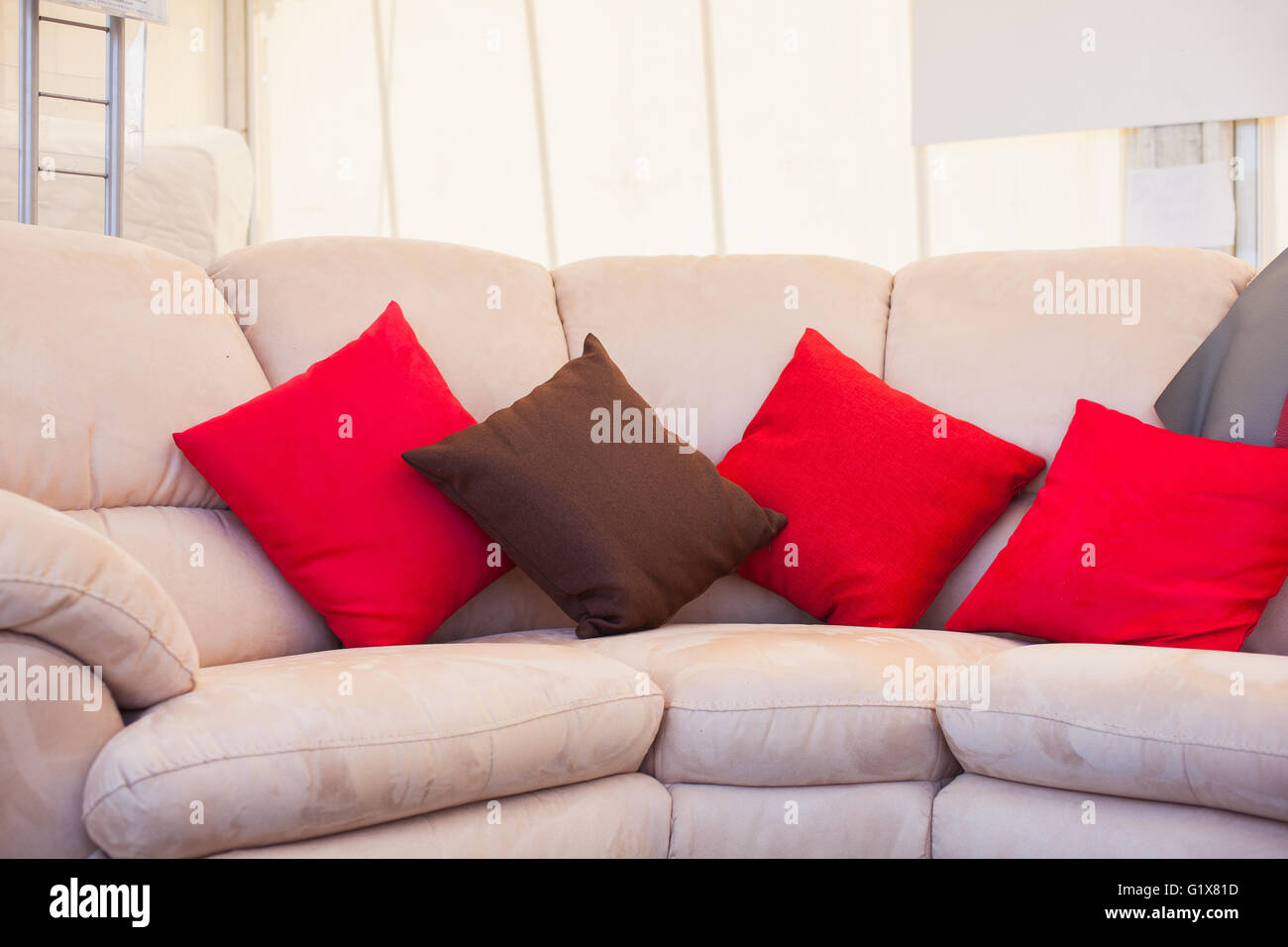 Marrone e rosso di cuscini sul divano Foto Stock