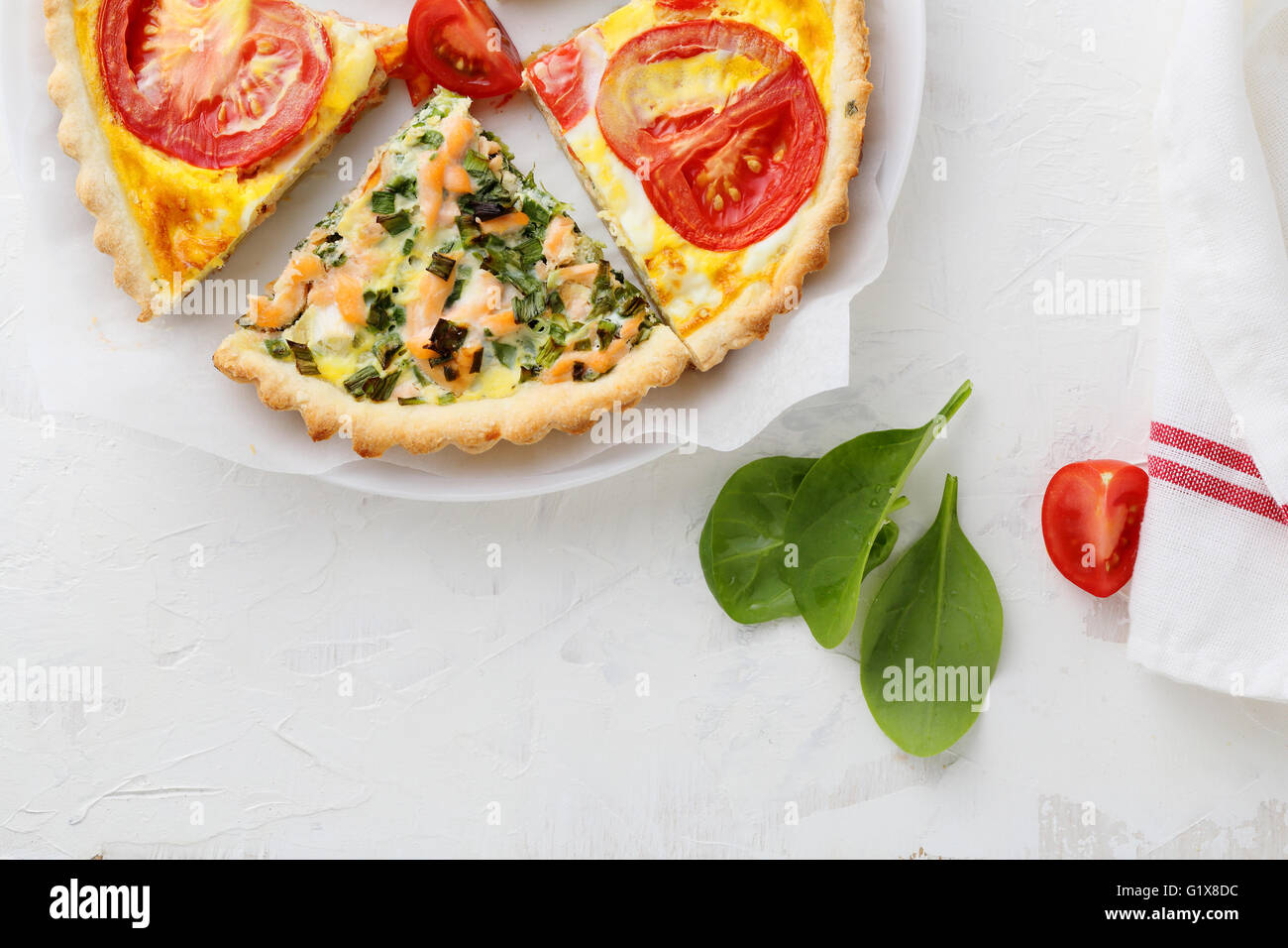 Il francese torta salata sulla piastra, cibo vista superiore Foto Stock