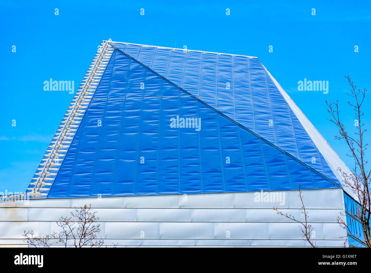 Karlskrona, Svezia - 3 Maggio 2016: dettaglio del nuovo sommergibile hall presso il museo marittimo con lamiera di acciaio inossidabile e di facciata Foto Stock