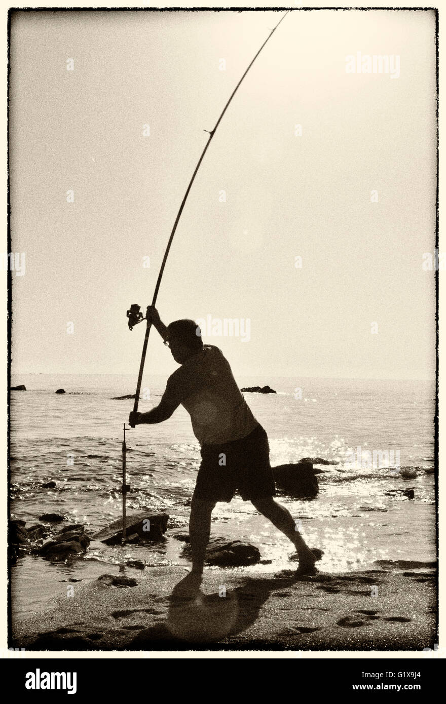 Silhouette di uomo di pesca. Foto Stock