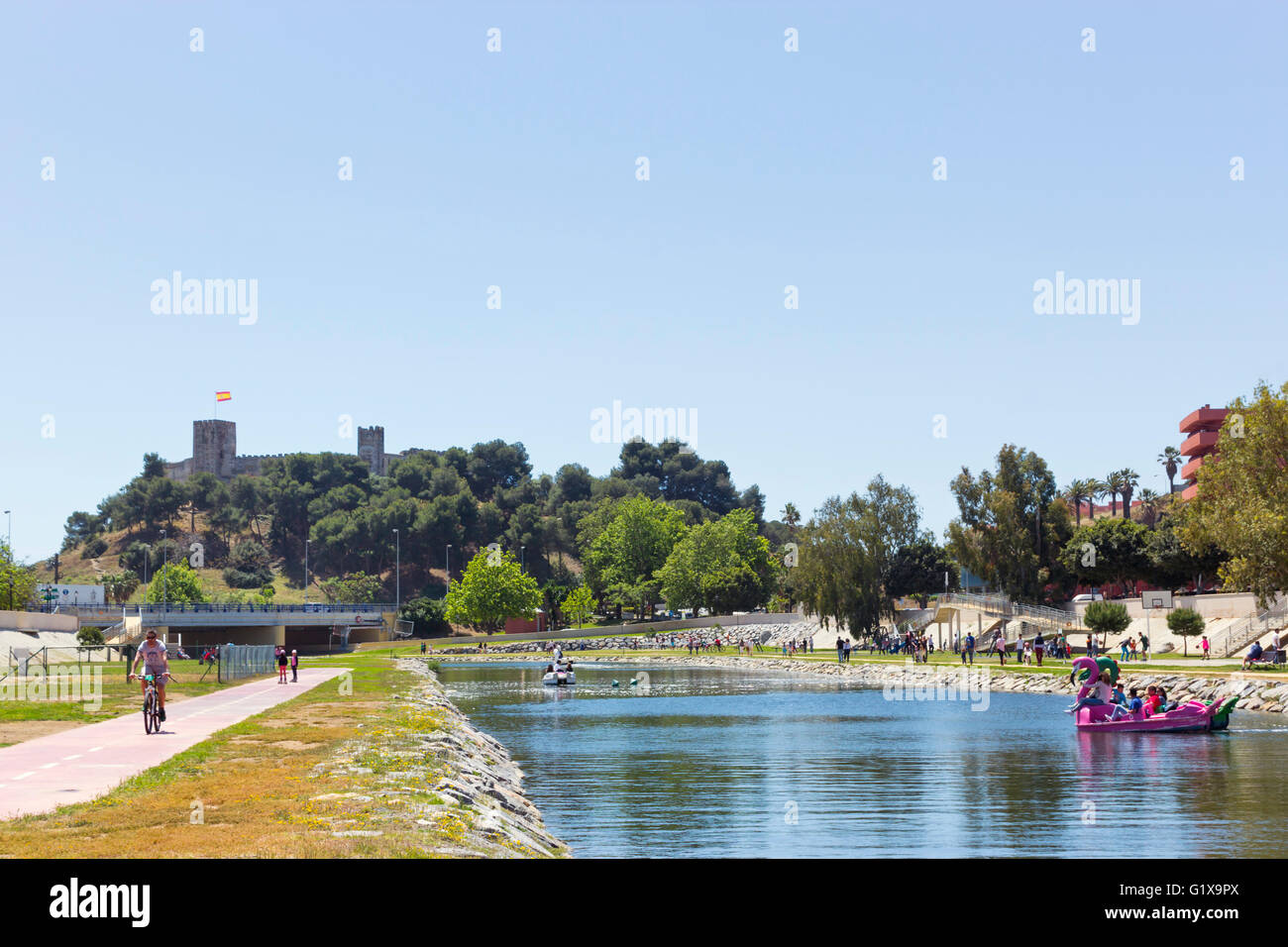 Fuengirola, Malaga, Costa del Sol, Spagna. Il parco fluviale e Sohail Castello. Foto Stock