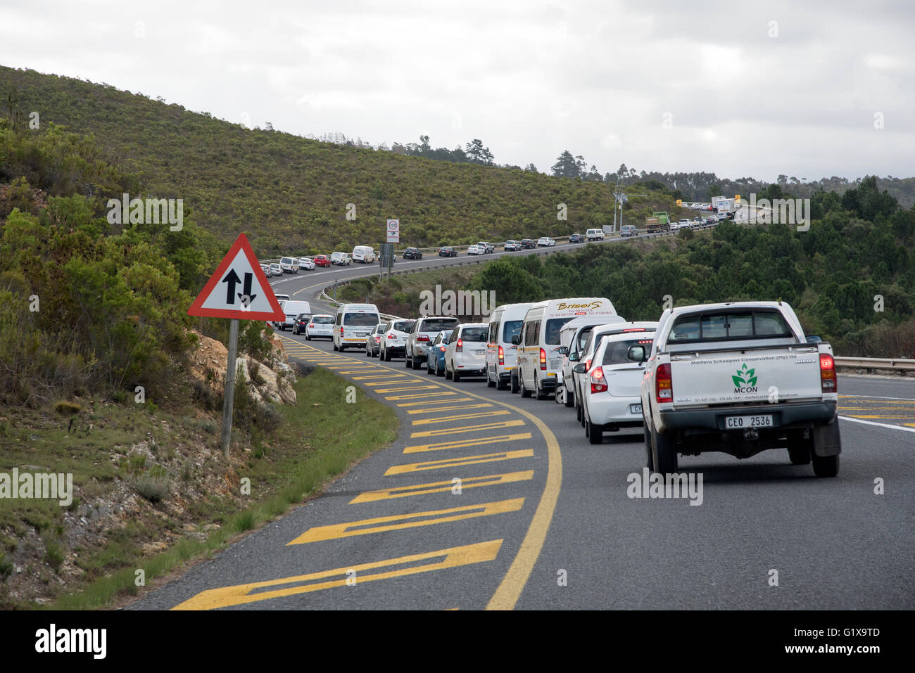 Autostrada N2 PASS HOUWHOEK Western Cape in Sud Africa. A seguito di un incidente di una coda di traffico sull'autostrada N2 Foto Stock