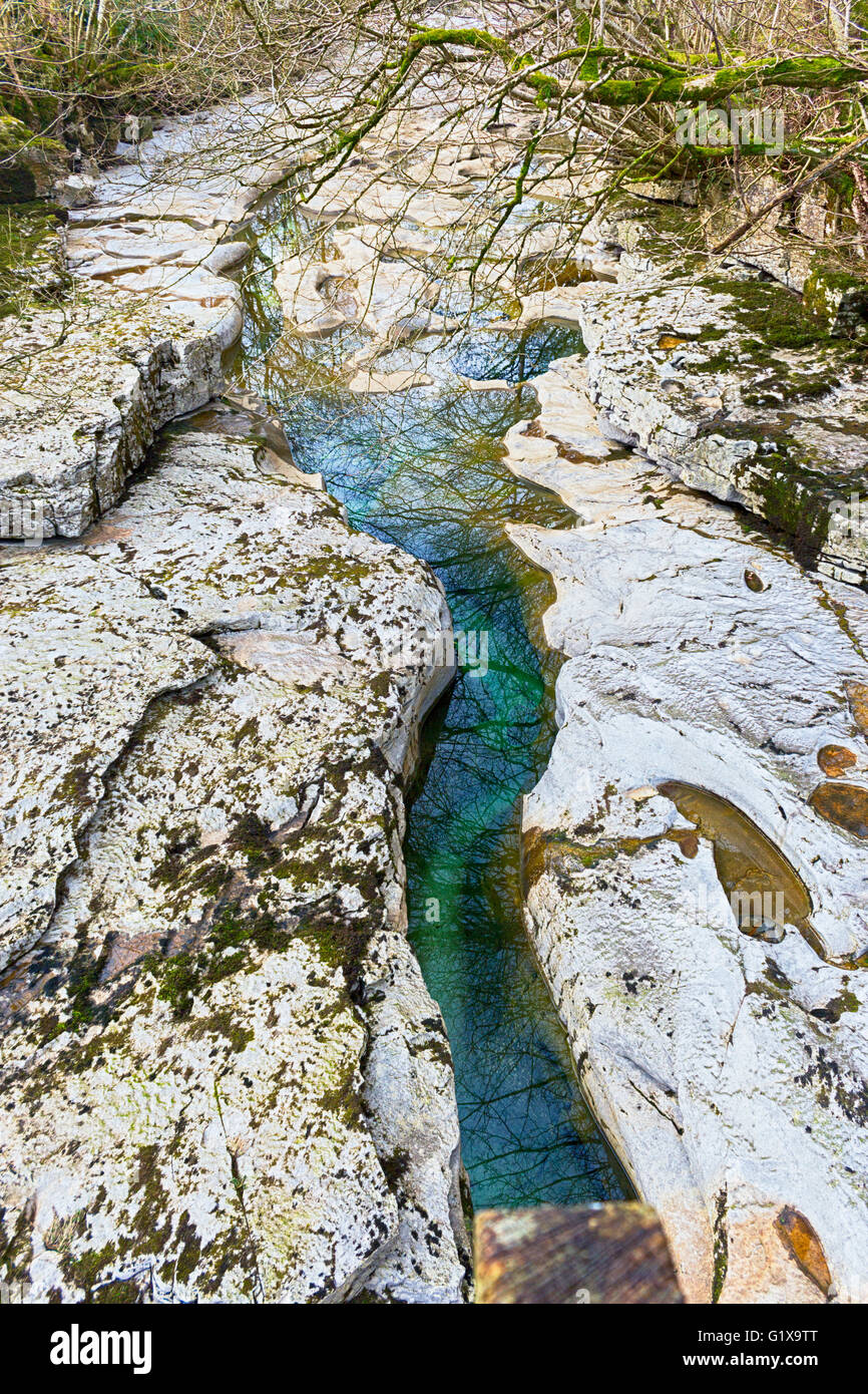 Dentdale, North Yorkshire Dales, Inghilterra. Uno stretto canale di acqua sul fiume Dee Foto Stock