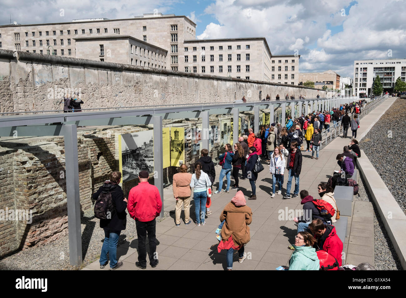 Vista dei turisti che visitano il museo all'aperto alla topografia del terrore ex quartier generale della Gestapo a Berlino Germania Foto Stock