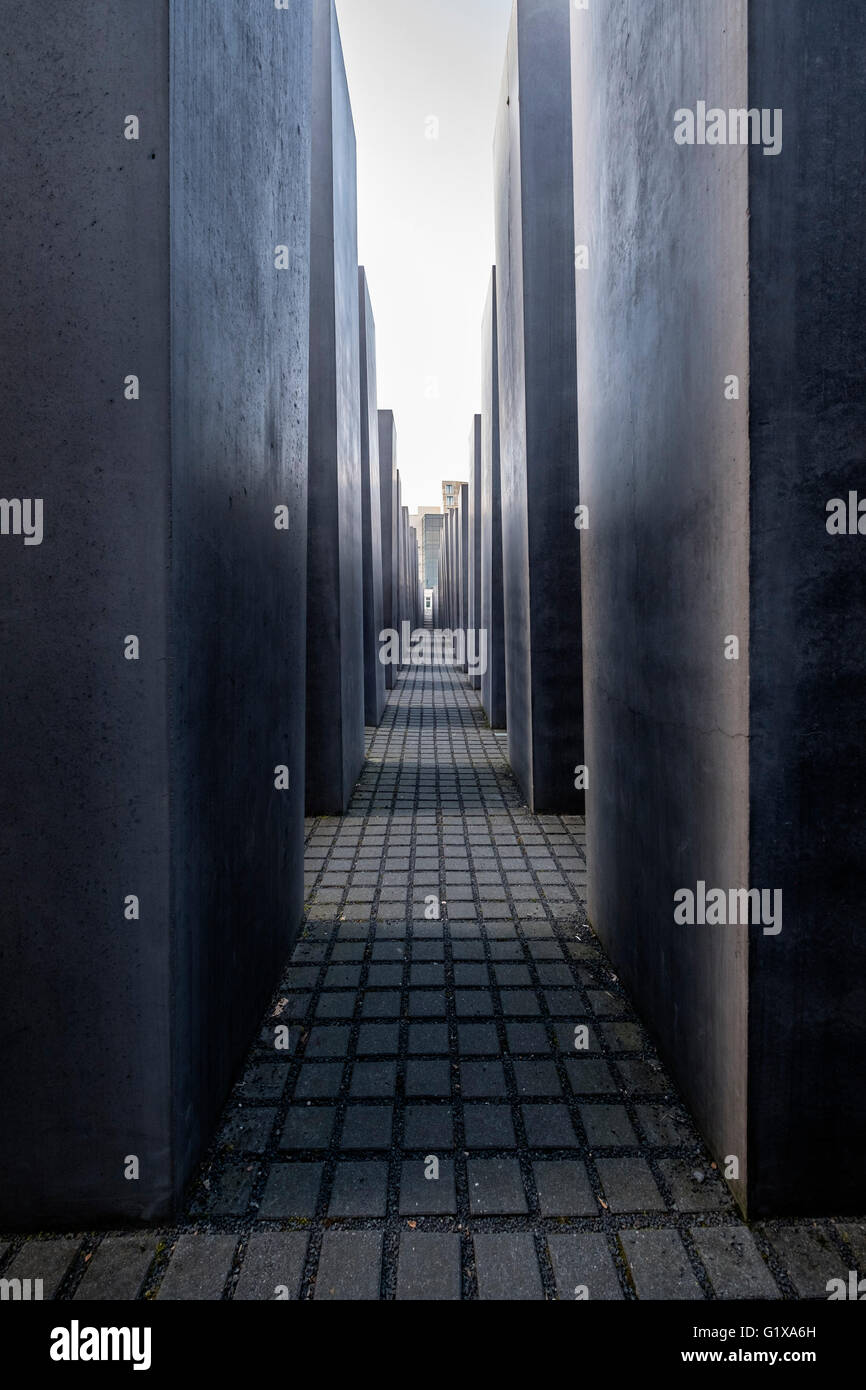 Vista dentro il memoriale dell'Olocausto in Mitte Berlino Germania Foto Stock