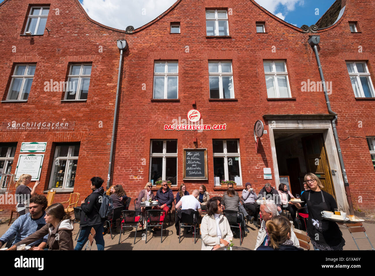 Cafe nella parte anteriore del tradizionale stile olandese casa nel quartiere olandese a Potsdam Brandenburg Germania Foto Stock