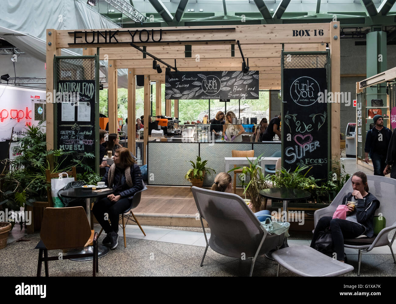 Pop up cafe all'interno di nuovo Bikini Berlino centro commerciale per lo shopping nel quartiere di Charlottenburg, Berlino, Germania Foto Stock