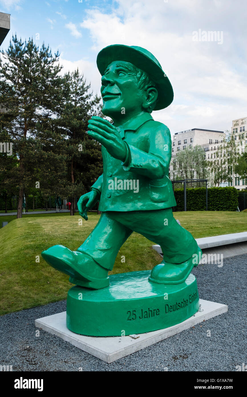 Statua del famoso Ampelmann Berlino Germania. Questa spia verde si figura utilizzata sulle strisce pedonali per mostrare sicuro attraversare street. Foto Stock