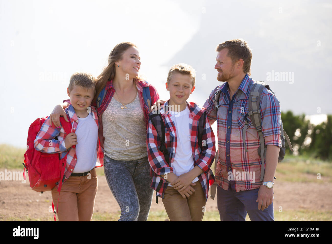 Una famiglia di quattro persone in cerca di belle seascape in montagna Foto Stock