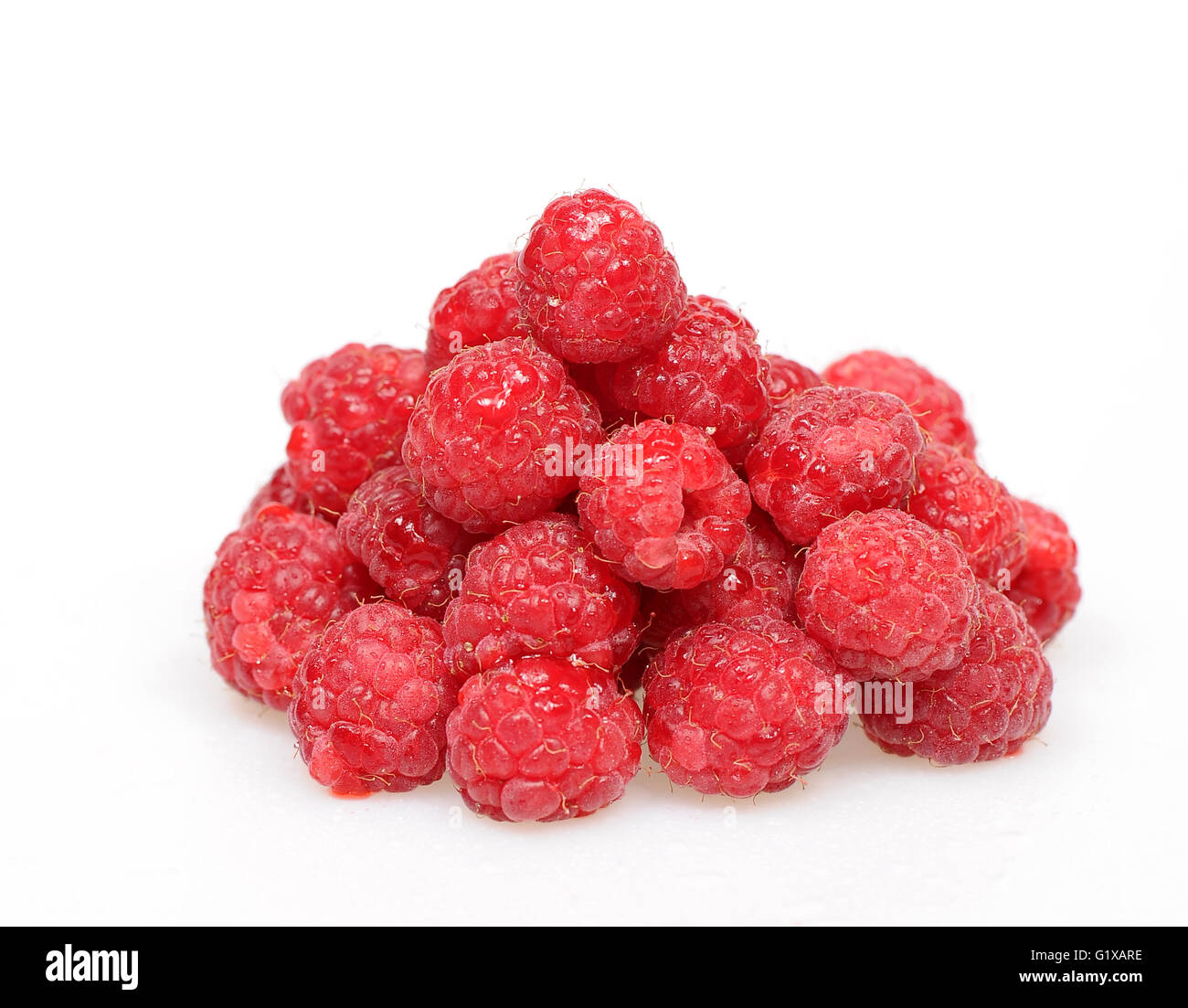 Rosso lampone bacche isolati su sfondo bianco Foto Stock