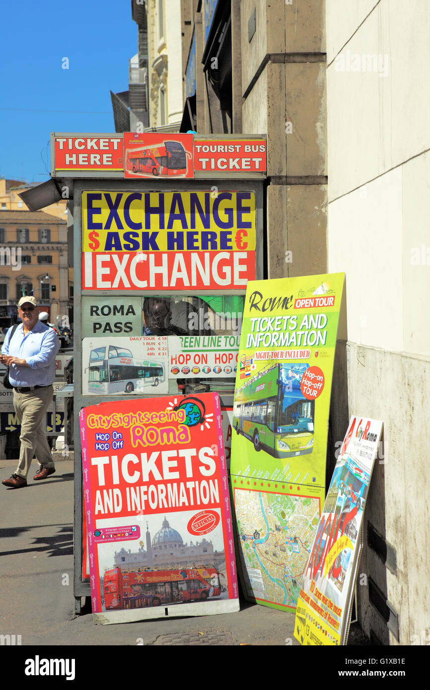 Chiosco di strada in Italia a Roma che agiscono anche come moneta di scambio e bus tour Biglietti Foto Stock