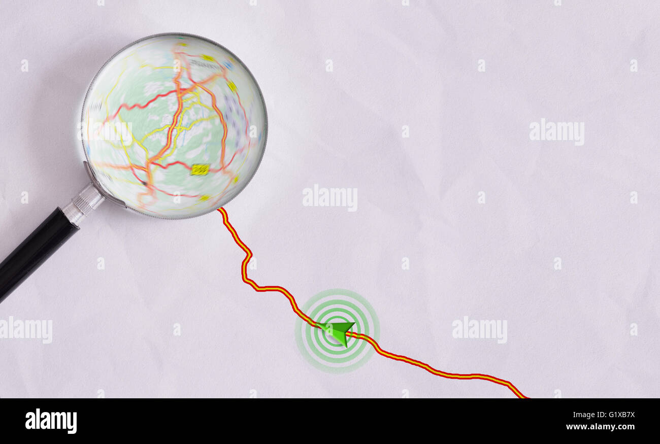 Percorso sul foglio di carta con la simbologia di GPS e lente di ingrandimento evidenziando ubicazione sulla mappa. Concetto percorso di viaggio verso una destinazione Foto Stock