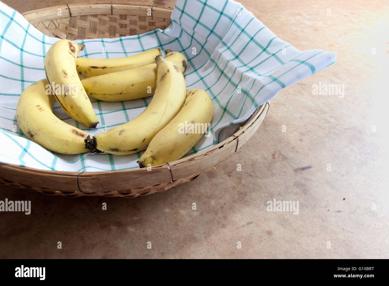 Cavendish Banana nel cestello di bambù Foto Stock