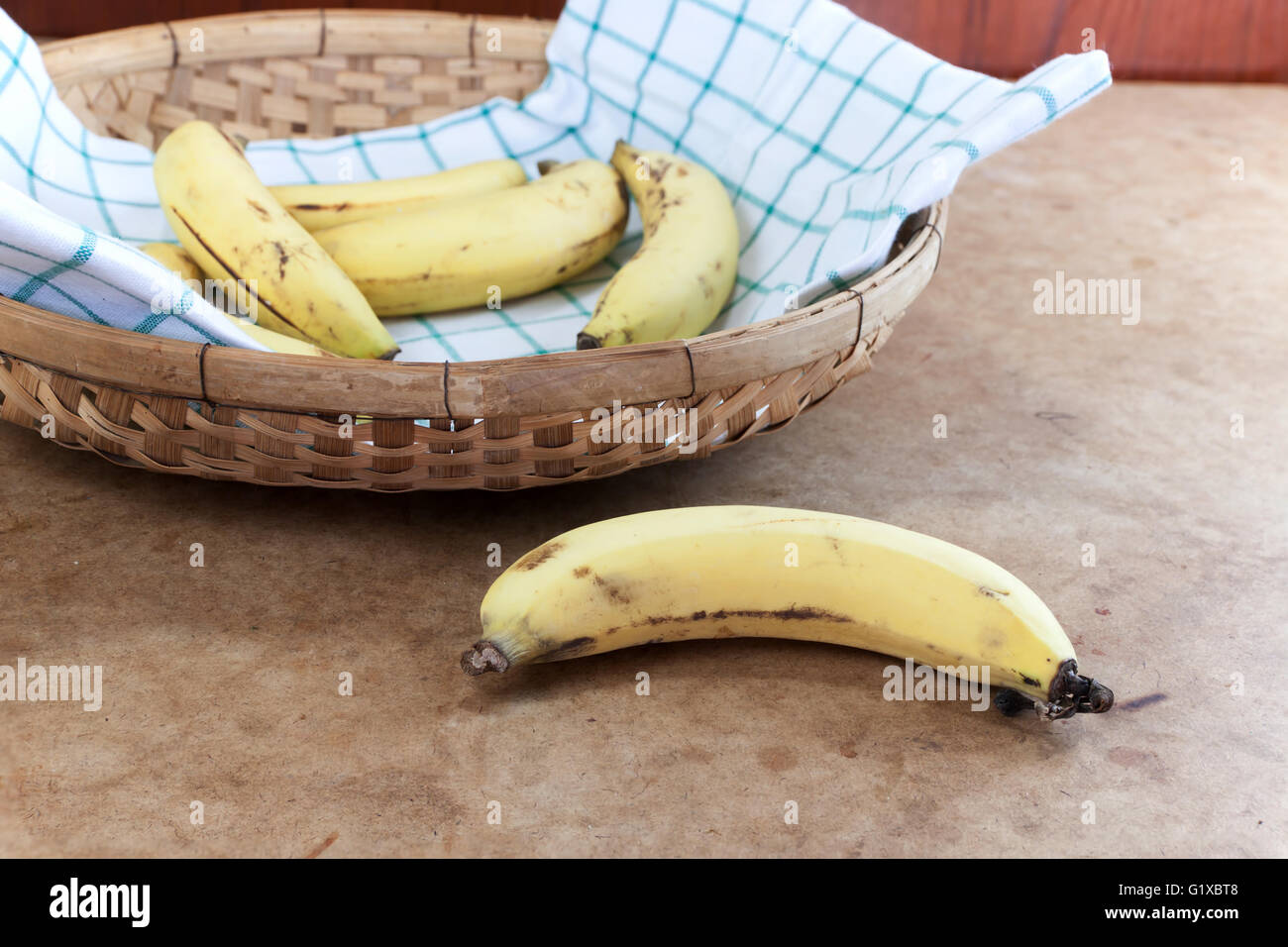 Cavendish Banana nel cestello di bambù Foto Stock