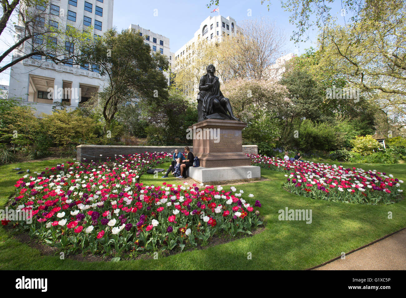Statua di Robert Burns, Victoria Embankment Gardens, Victoria Embankment, lato nord del fiume Thames, London, England, Regno Unito Foto Stock
