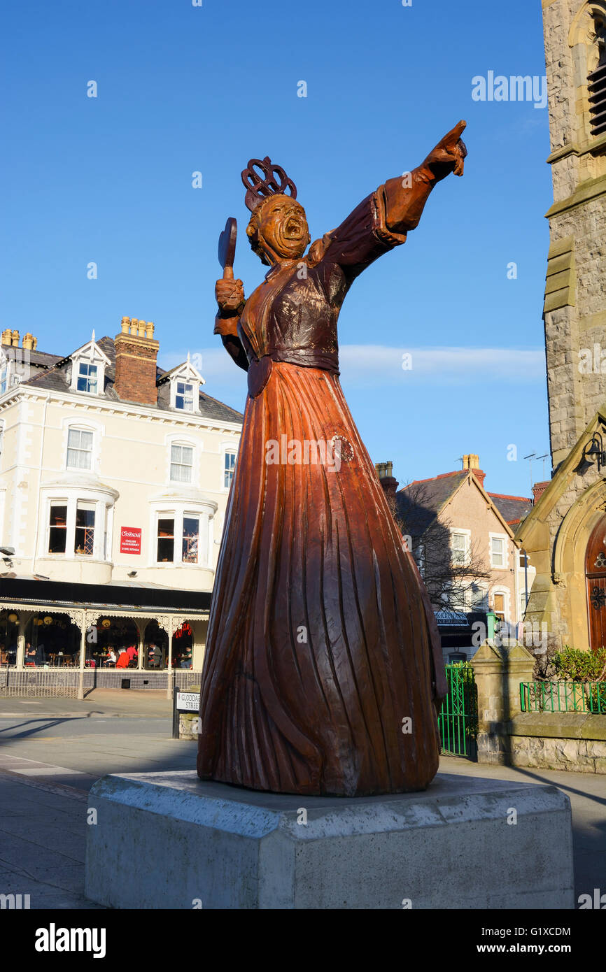 Regina di Cuori - legno scolpito statua di Alice nel Paese delle Meraviglie caratteri di Llandudno, Denbighshire, il Galles del Nord. Foto Stock